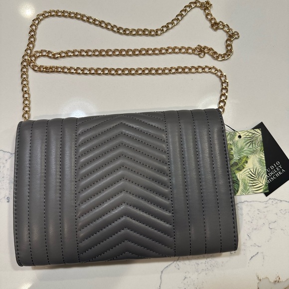 Badgley Mischka V Quilted Gray Crossbody Bag - Picture 4 of 9